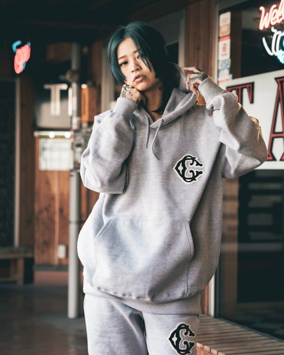Classic【C】Logo wappen Hoodie (Gray) | Classic clothing