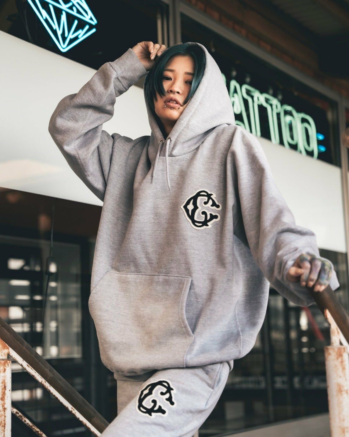 Classic【C】Logo wappen Hoodie (Gray) | Classic clothing